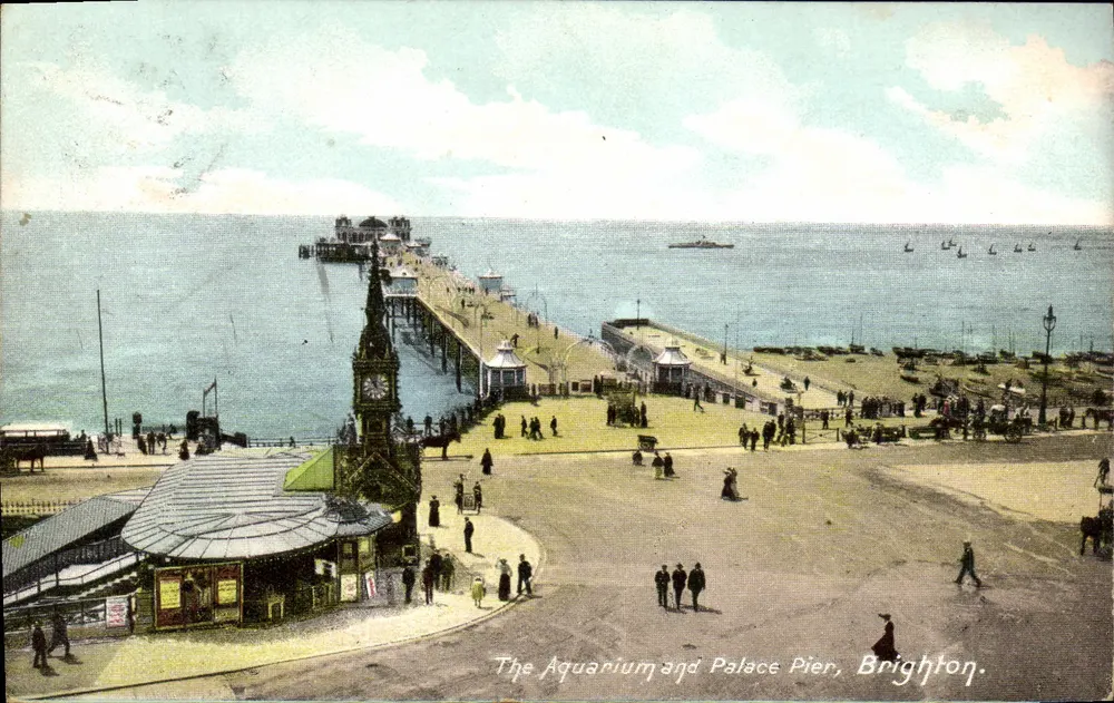 O Aquário e o Palace Pier, Brighton — vista panorâmica — editor não identificado - Frente