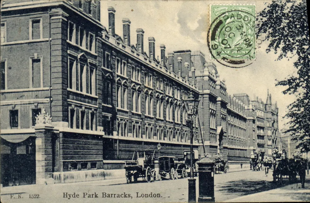 Hyde Park Barracks, Londres — vista do edifício e da rua — F.K. 1522 - Frente