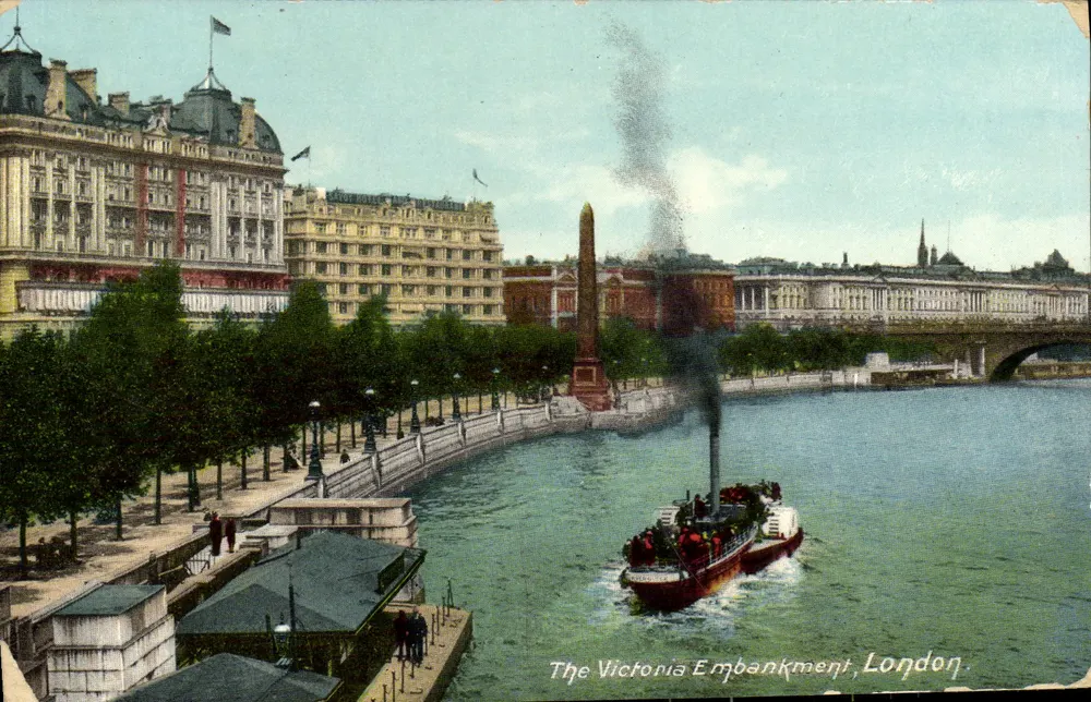 Der Victoria Embankment — Blick auf den Fluss mit Dampfschiff — Verlag: 'The Victoria Embankment, London.' - Vorderseite