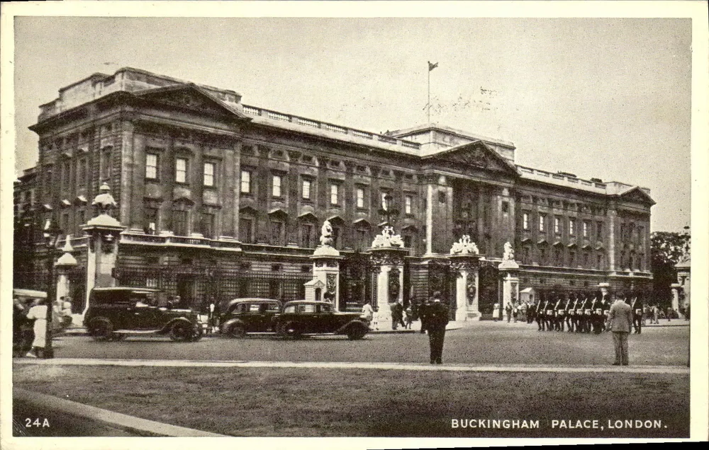 Palácio de Buckingham, Londres — vista da entrada com guarda de honra e carros — editor não identificado, n° de série 24A - Frente