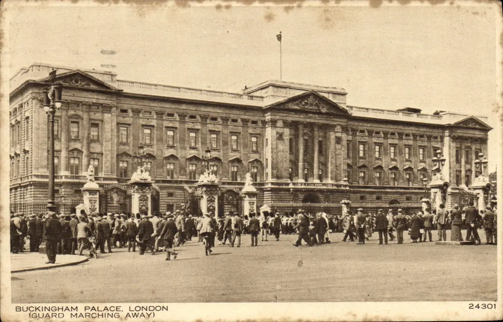 Palácio de Buckingham, Londres — (Guarda Marchando para Longe) — B.P. Co. Ltd. n° 24301 - Frente