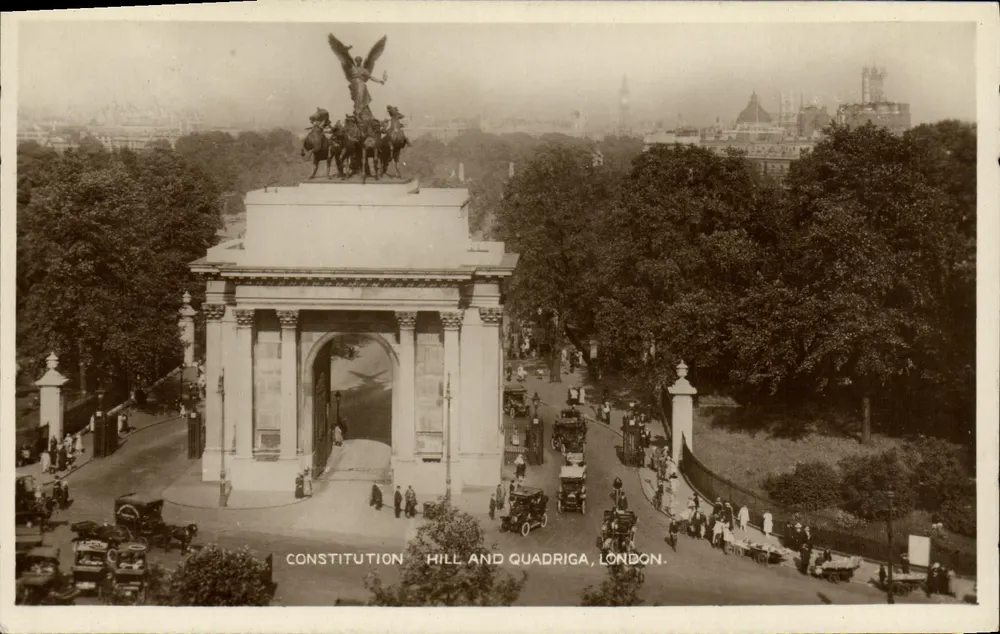 Constitution Hill and Quadriga, Londres — vista do monumento com estátua equestre — editor não identificado - Frente