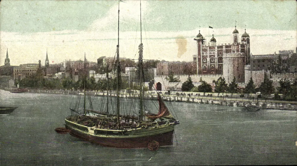 O Tower of London — vista do rio com um barco a vela — editor não visível - Frente
