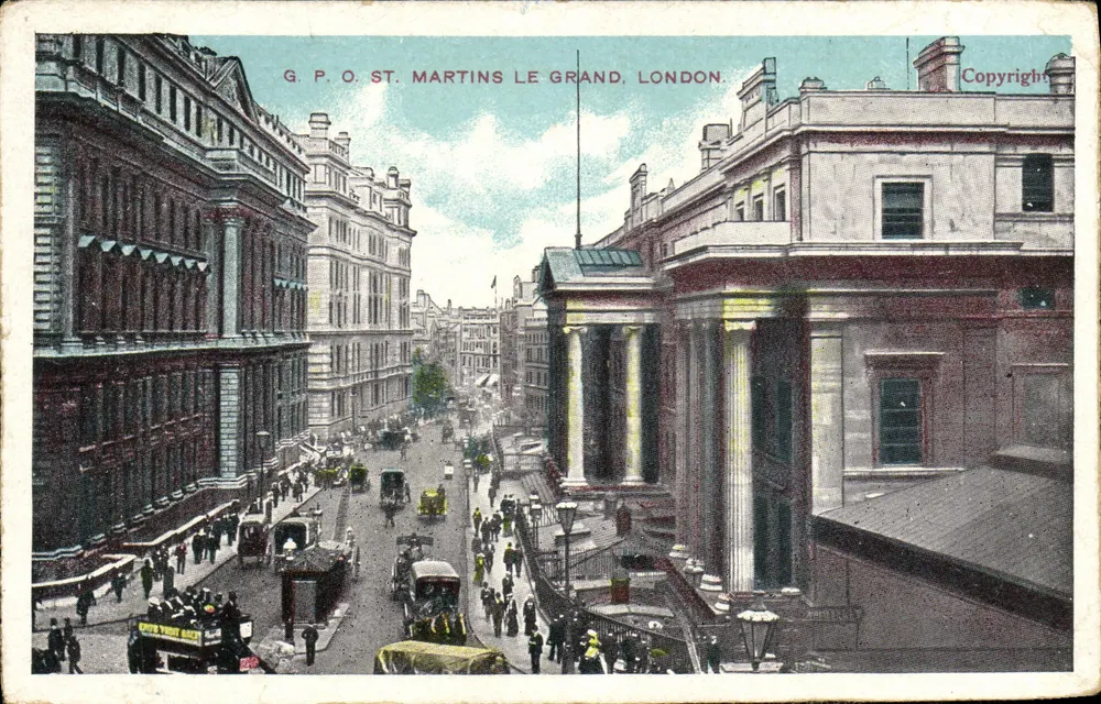 G.P.O. St. Martins Le Grand, London — Ansicht der Straße mit Gebäuden und Fahrzeugen — unbekannter Verlag, Seriennummer nicht sichtbar - Vorderseite