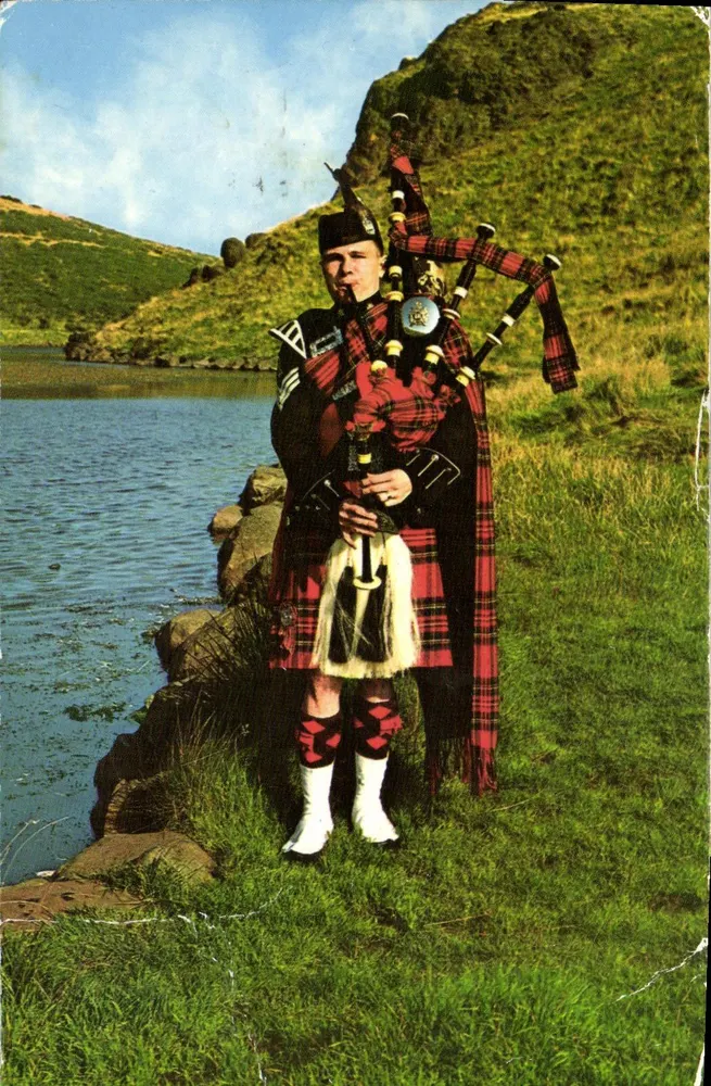 Piper écossais — en costume traditionnel près d'un lac — éditeur PT35905 - Vorderseite