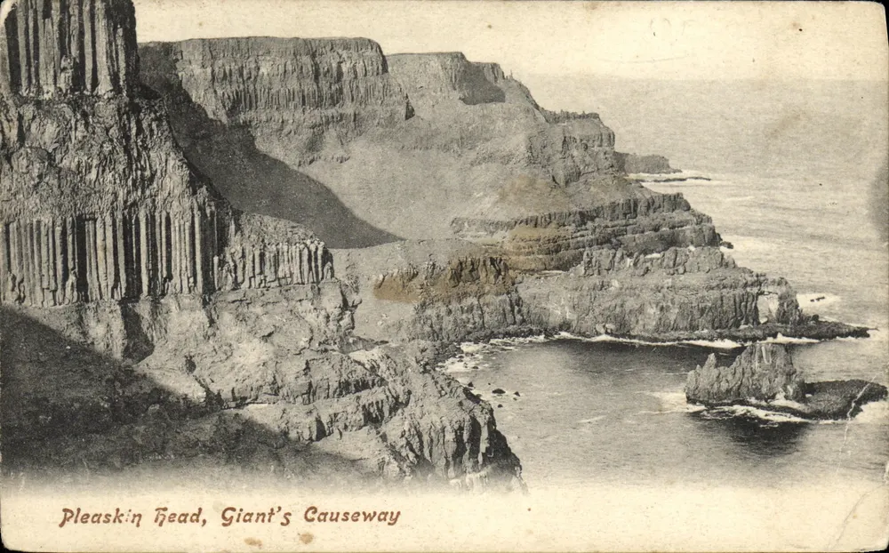 Pleaskin Head, Giant's Causeway — falaises colonnées et mer — éditeur Lawrence, Dublin - Frente