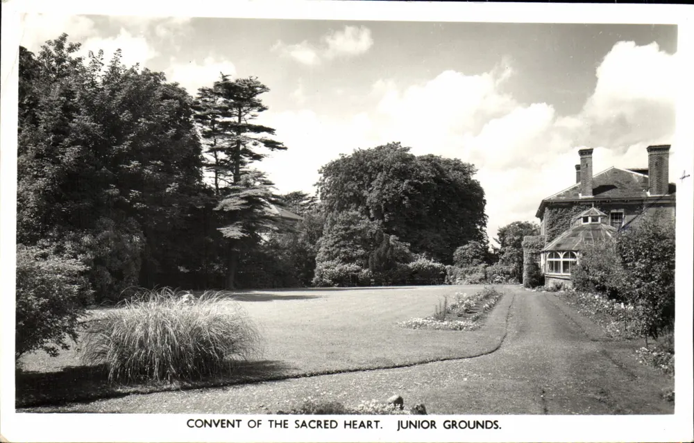 Convent of the Sacred Heart — Junior Grounds — Printed in Great Britain - Vorderseite