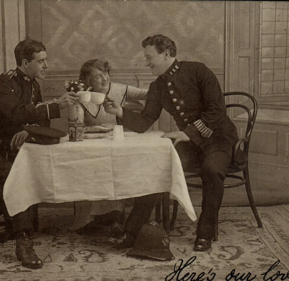Três pessoas à mesa — cena de café — editor Solomon Bros. Ltd. n°1555 - Frente