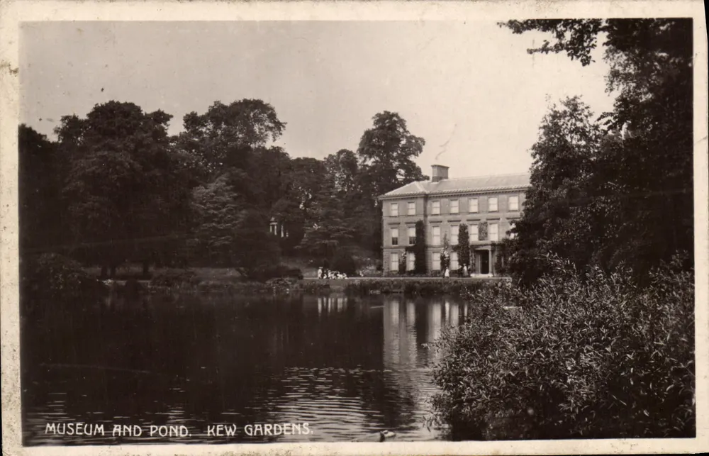 Museu e Lago — Jardins de Kew — Carte Postal de G. & P. - Frente