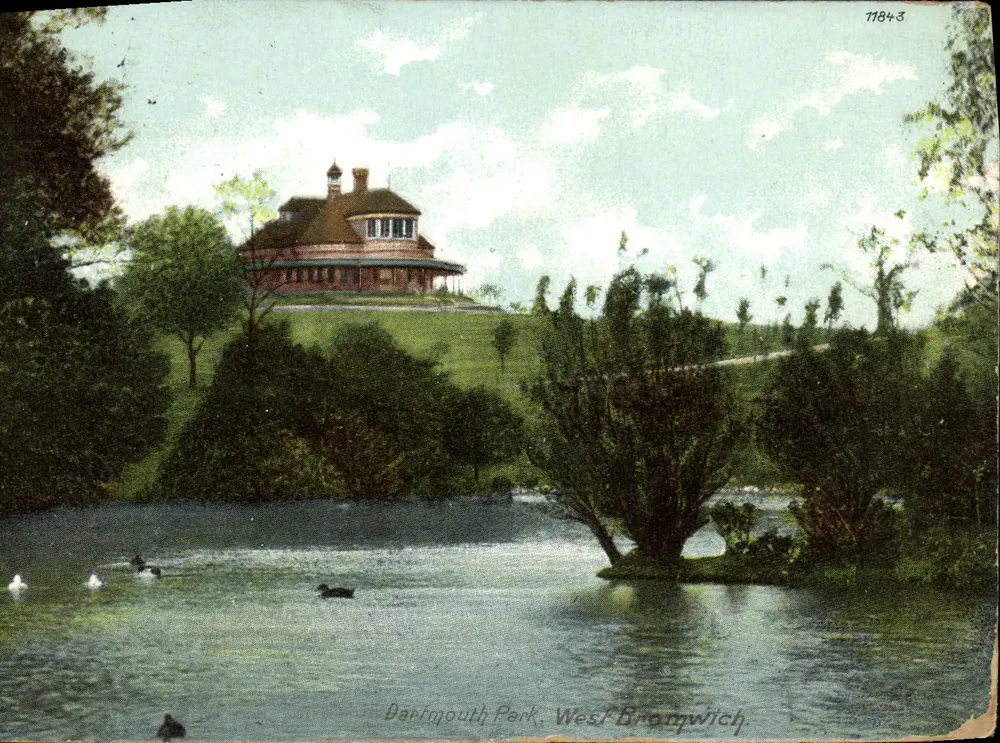 Dartmouth Park, West Bromwich — vista di un lago con anatre e una casa su una collina — editore sconosciuto, n° 17843 - Recto