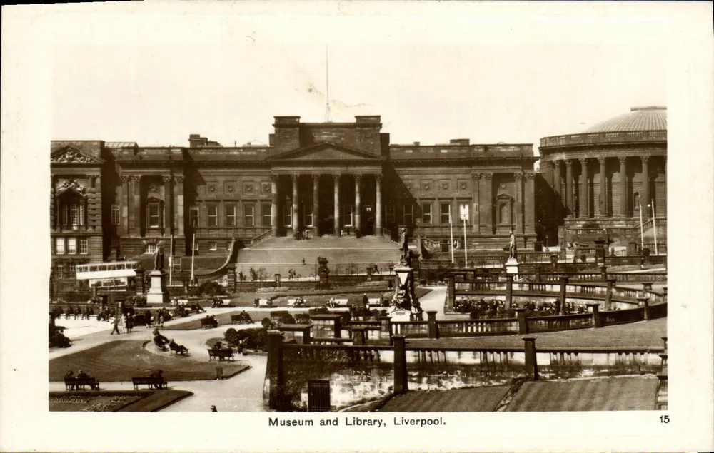 Museu e Biblioteca, Liverpool — vista do edifício e do jardim — série 15 - Frente