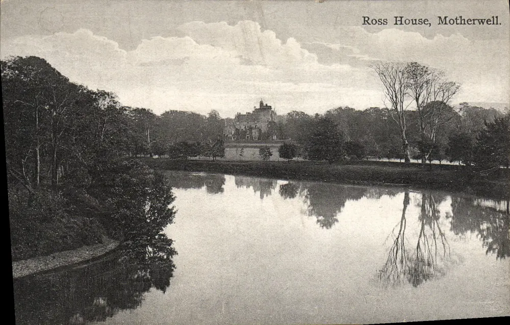 Ross House, Motherwell — uitzicht op het kasteel weerspiegeld in een meer — onbekende uitgever, serie nummer 195 - Voorkant