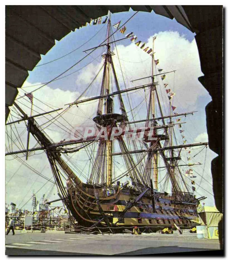 Buque de guerra en WORTHING — vista a través de un arco — editor no visible - Anverso