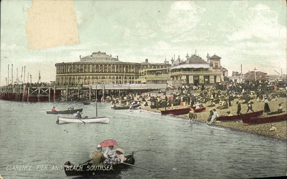 Clarence Pier and Beach, Southsea — vue animée du quai et de la plage avec bateaux et promeneurs — éditeur B & B Series - Vorderseite