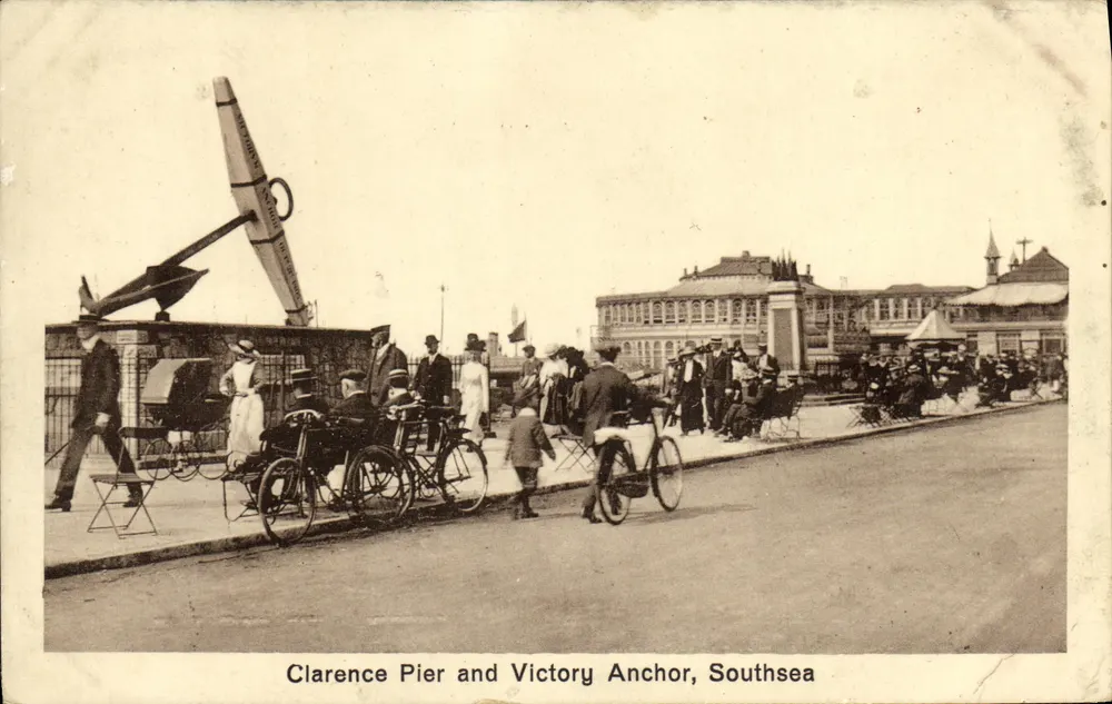 Clarence Pier und Siegesanker, Southsea — Blick auf die Promenade mit einem großen Siegesanker und Spaziergängern — Verlag unbekannt - Vorderseite