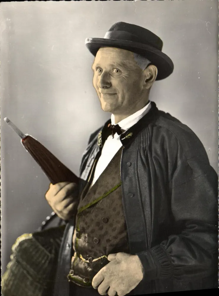 Homem em traje tradicional — segurando um guarda-chuva fechado — editor La Normandie Pittoresque, n° 56-19 - Frente