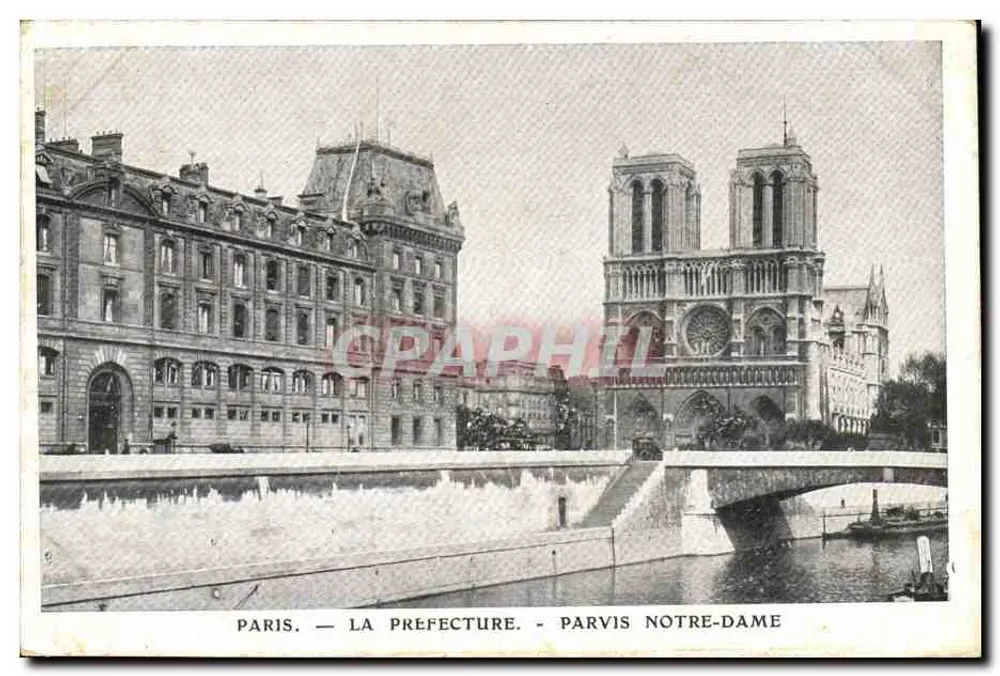 Paris — A Prefeitura — Pátio da Catedral de Nossa Senhora de Paris - Frente