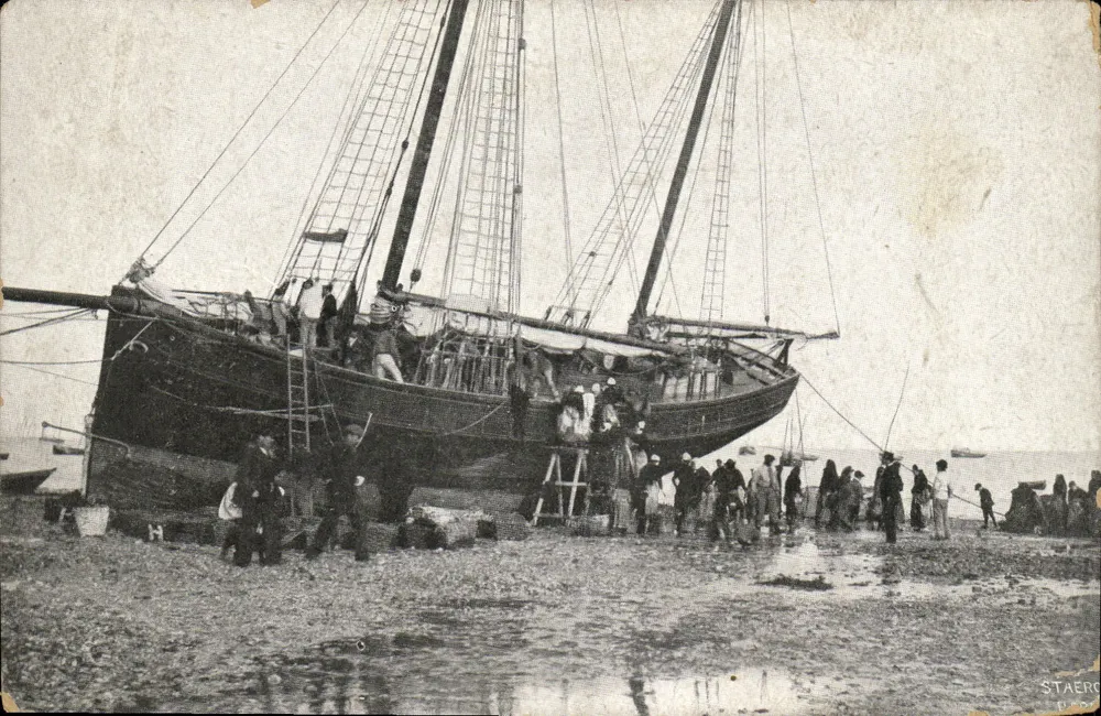 Embarcação a vela em uma praia — Staerc, Paris - Frente