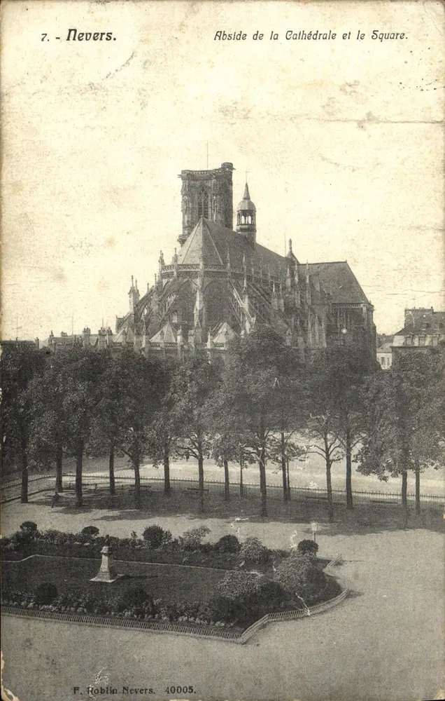 Nevers. - Abside da Catedral e o Square. - F. Roblin Nevers. 40005. - Frente
