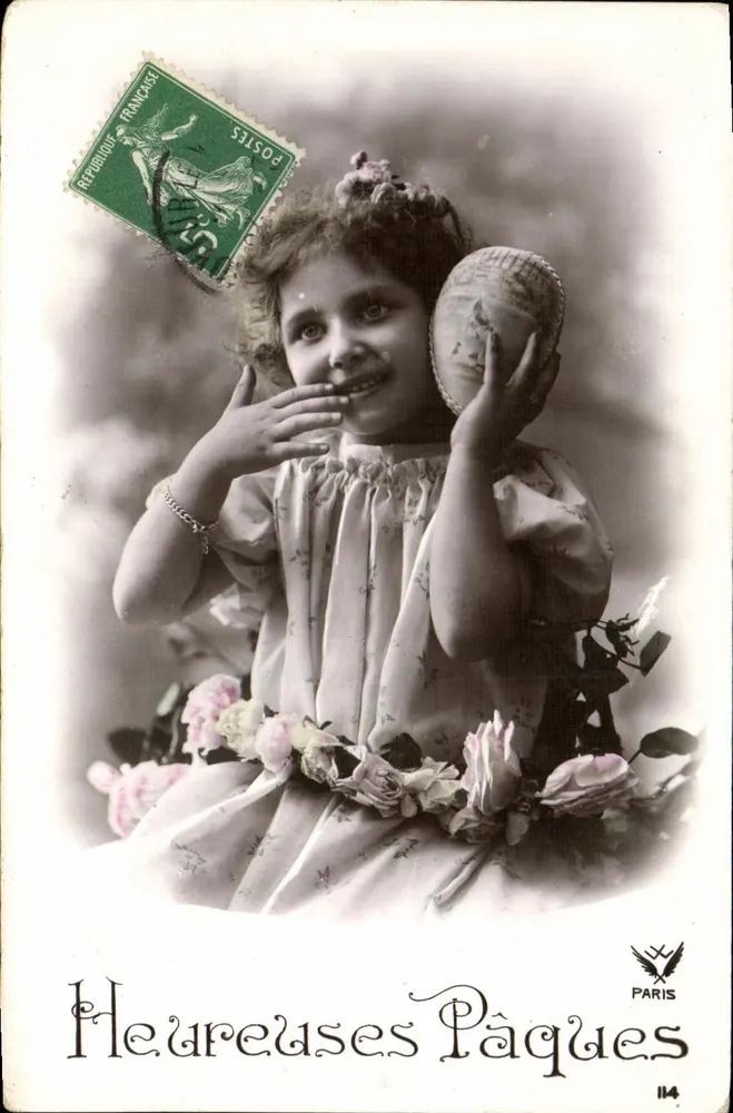 Menina com vestido florido segurando um caracol — Felizes Páscoas — Paris, n° 114 - Frente