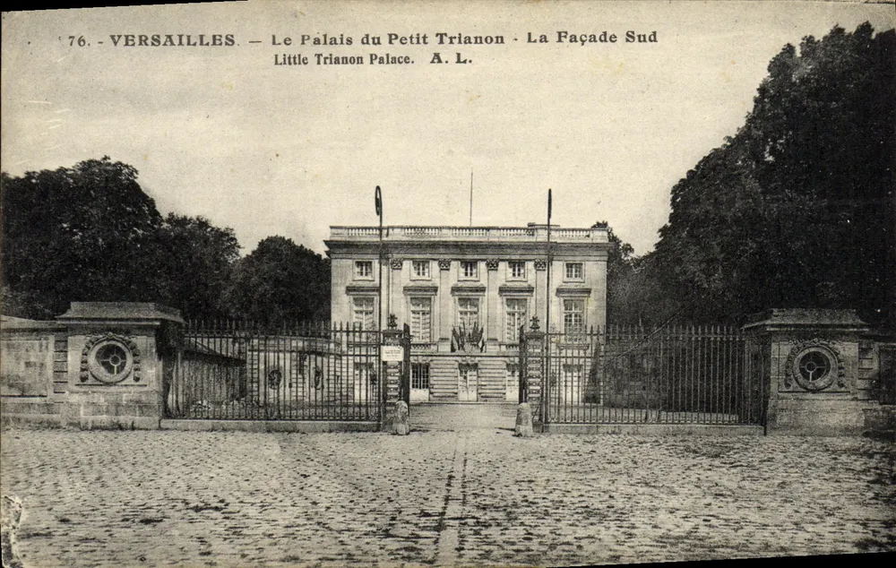 Versailles — Das Schloss Petit Trianon — Die Südseite — A. L. - Vorderseite