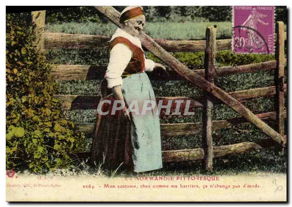 Normandie pittoresque — Frau im traditionellen Kleid nahe einer Zaun — G. A. V., Gouhey, St-Pierre-Église, Nr. 2064 - Vorderseite