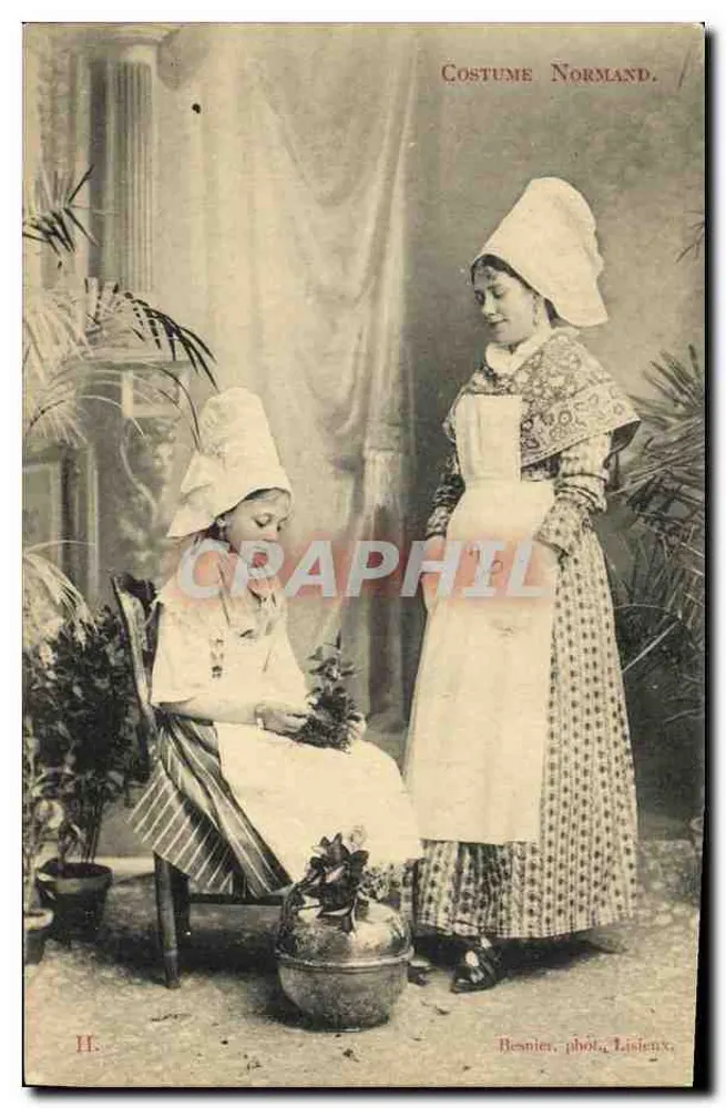 Traje Normando — Duas mulheres em traje tradicional — Besnier, fot. Lisieux, n° II - Frente