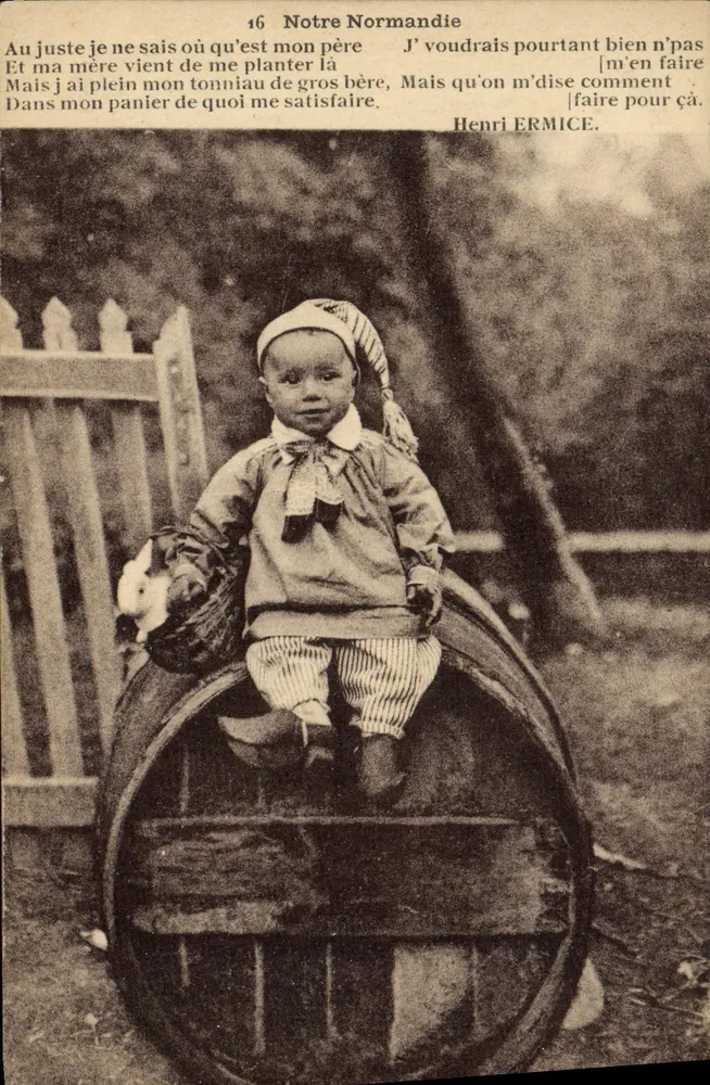 Criança sentada em um barril — Notre Normandie — Edições H. Ermice, Vire, n°16 - Frente