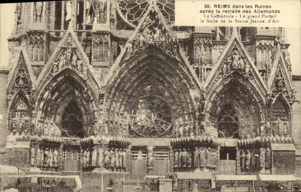Reims in den Ruinen — Die Kathedrale, der Große Portal, die Säule der Statue Jeanne d'Arc — V. Thuillier, Verlag, Aprilly - Vorderseite