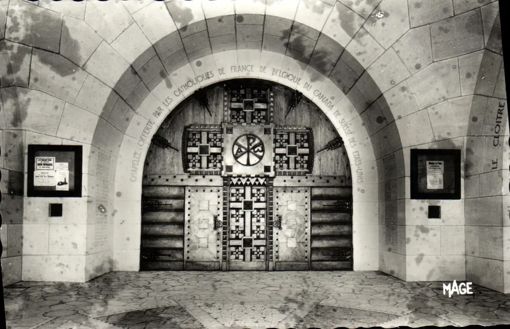 Porta da capela do Ossuário de Douaumont — editor J. DÉRENNE, n° 508 - Frente