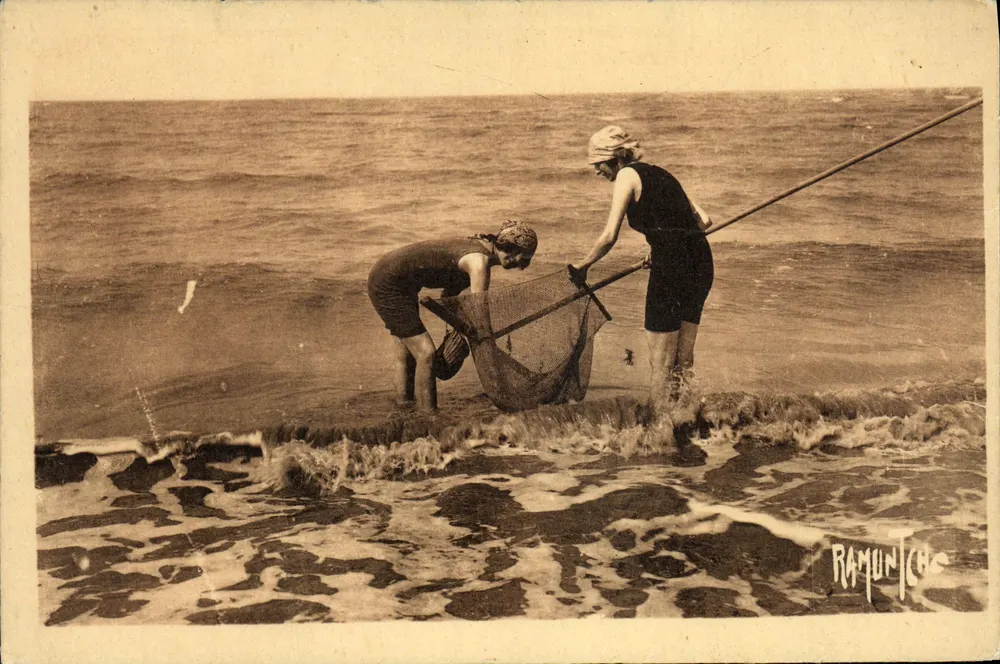 Deux jeunes femmes à la pêche aux crevettes — La Côte Charentaise — Éditeur RAMUNTCH - Vorderseite