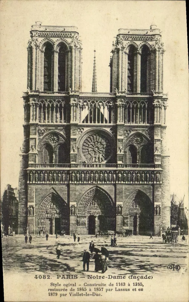 Paris - Notre-Dame (fachada) — Estilo ogival, construída 1163-1315, restaurada 1845-1857 por Lassus e 1879 por Viollet-le-Duc — editor CFA, n° 4082 - Frente