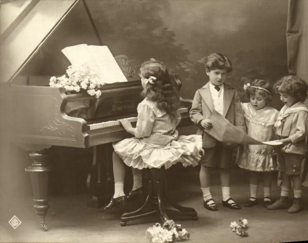 Crianças ao redor de um piano — fotografia de estúdio — editor C. R. B. (logotipo no canto inferior esquerdo) - Frente