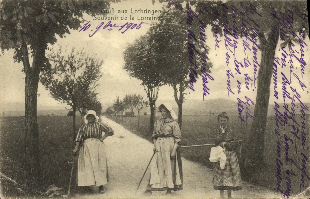 Trois femmes en tenue locale — scène champêtre — éditeur non visible - Frente