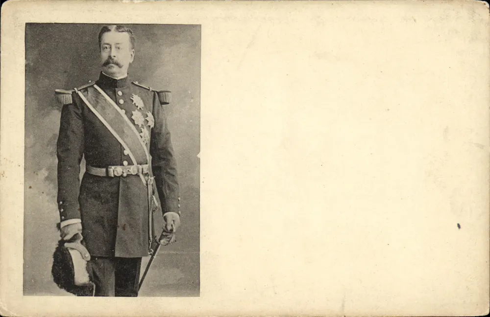 Officier en uniforme — portrait en pied — Photographie H. Bonvin, 5, rue Bidaun, Paris - Frente