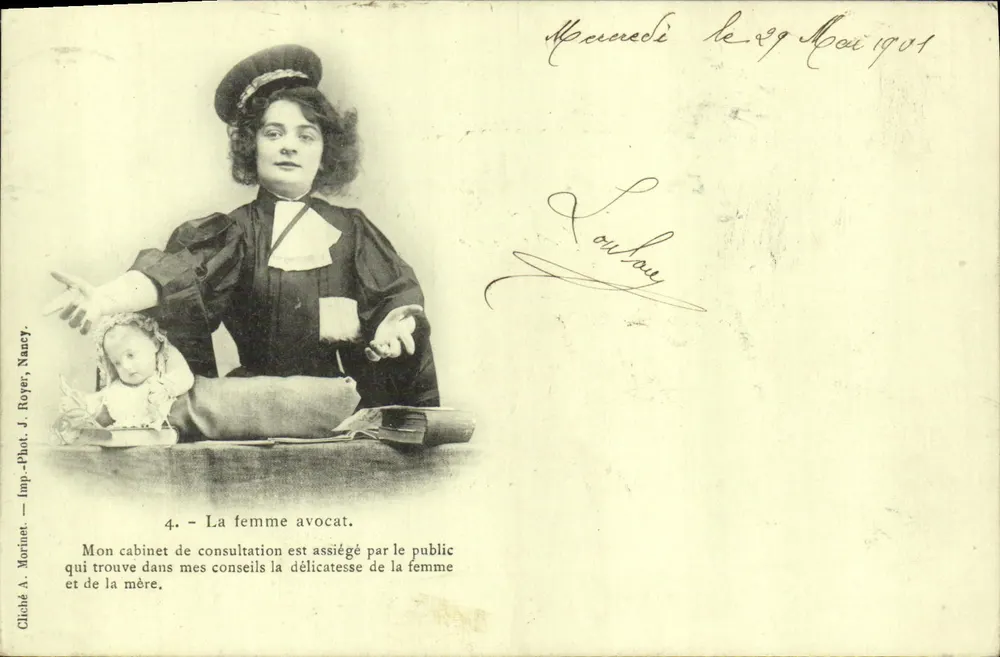 La mujer abogada — Tema: mujer abogada en bata, gesto explicativo — Gliché A. Morinet, Nancy, n°4 - Anverso