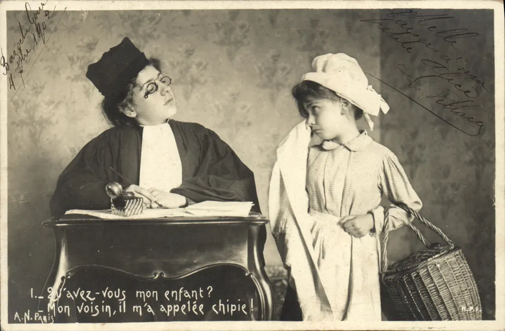 Cena de comédia — Mulher com vestido de juíza e menina — A.N. PARIS - Frente