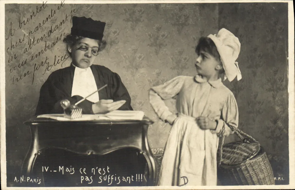 Mulher com vestido de justiça e menina — cena humorística — A.N. PARIS, n° IV - Frente