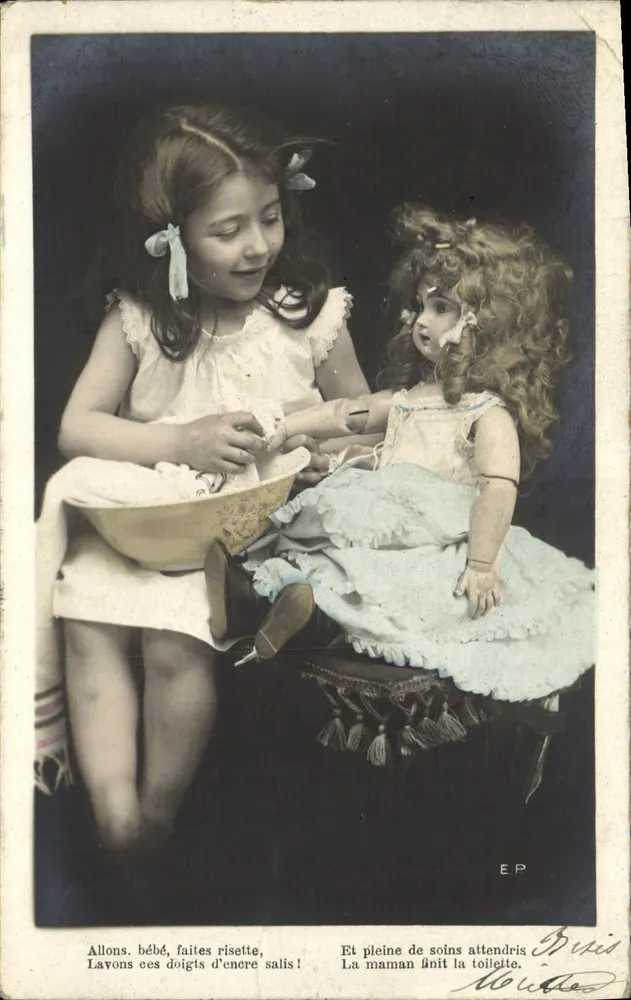 Mädchen, das mit einer Puppe spielt — gedruckter Text und Signatur E.P. — Verleger E.P. - Vorderseite