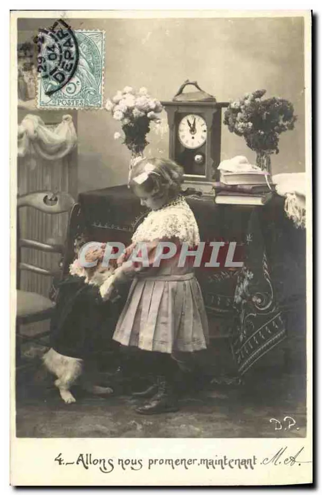 Mädchen, das mit einem Hund spielt — Innenraum — D.P. (Verlag) n°4 - Vorderseite