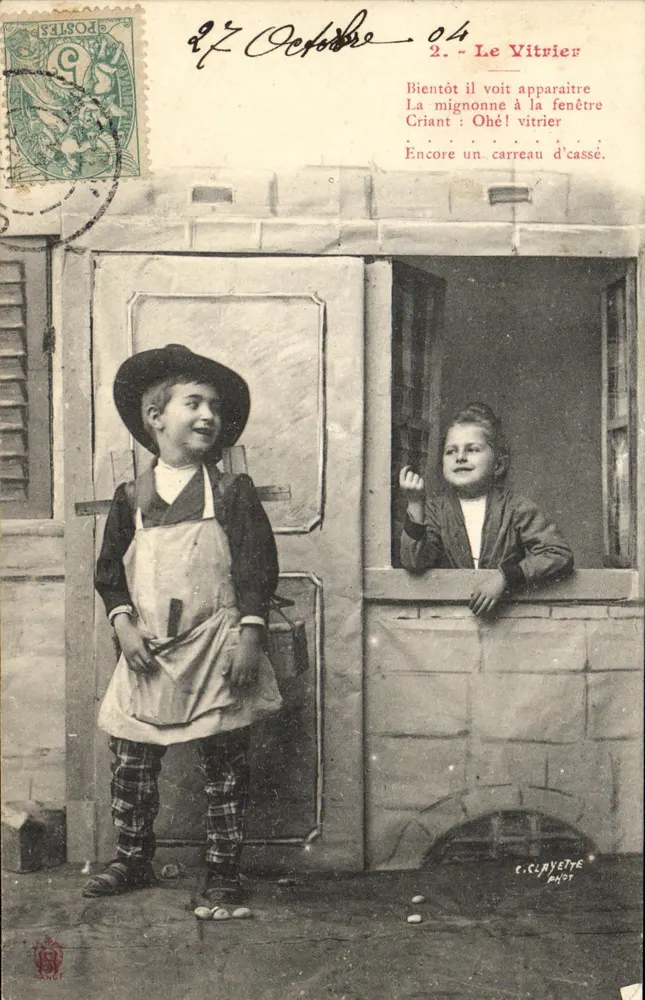 Deux enfants devant une vitrine — scène de rue — C. CLAYETTE phot. - Recto