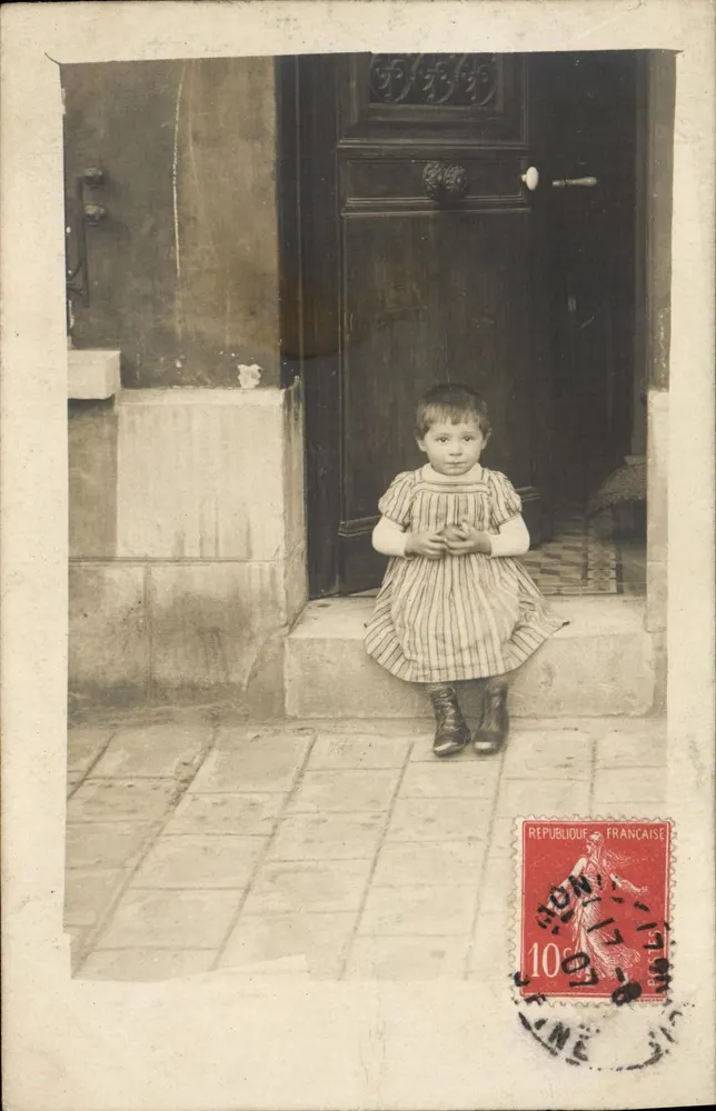Menina sentada em um limiar — diante de uma porta de madeira — editor R. Guillenmot, Paris - Frente