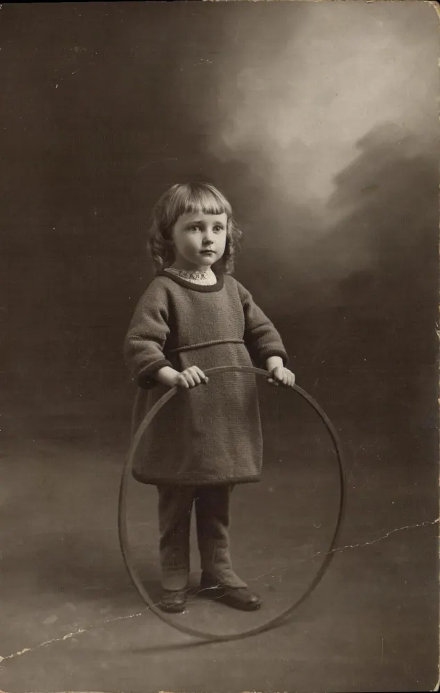 Petite fille avec un cerceau — studio photographique — éditeur non visible - Vorderseite