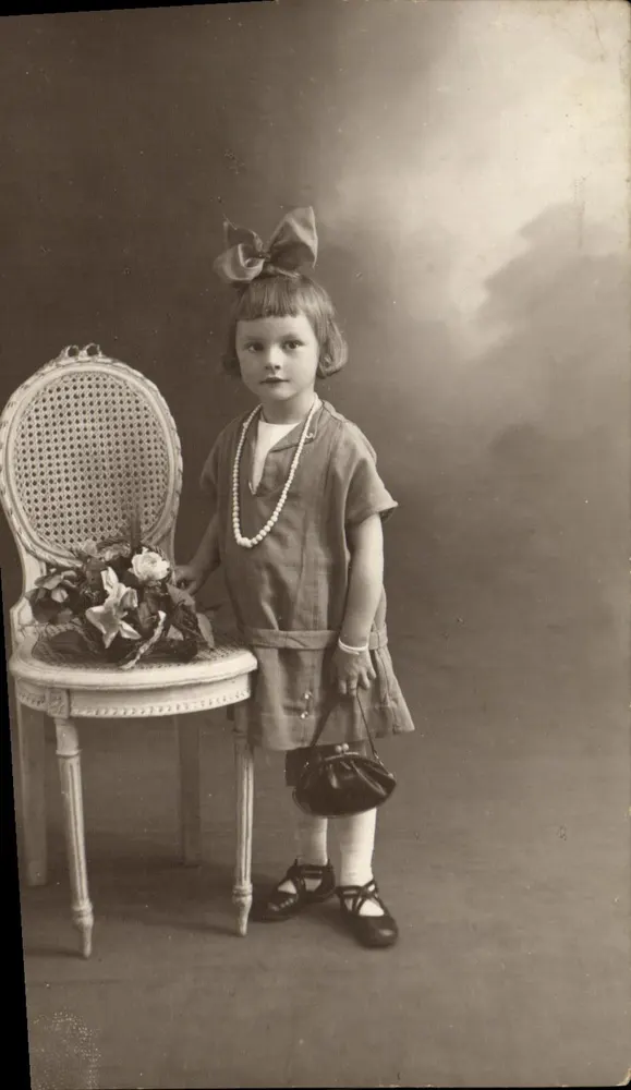 Kleine Mädchen in Kleid und Perlenkette — Studio — Verleger nicht sichtbar - Vorderseite