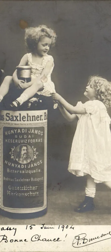 Zwei Kinder spielen mit einer Werbung für Hunyadi János Bittersalzquelle — P. Dumesne, Budapest, 1904 - Vorderseite