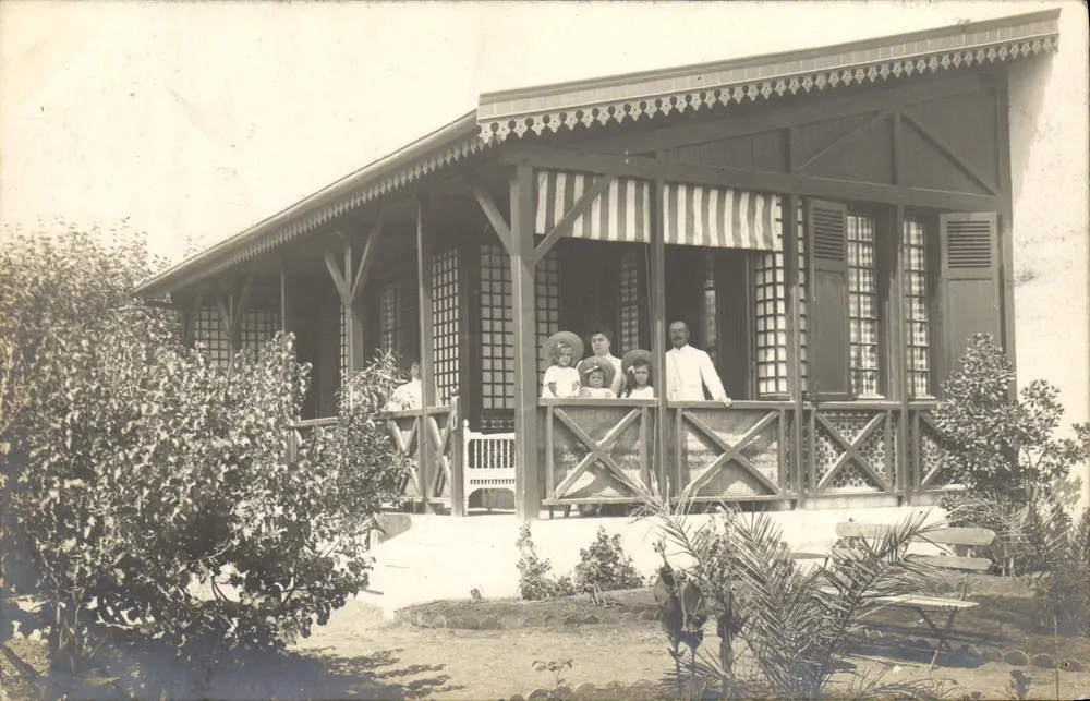 Familie auf einer Terrasse — Kolonialhaus — Tierre Laurent, Bizarre - Vorderseite
