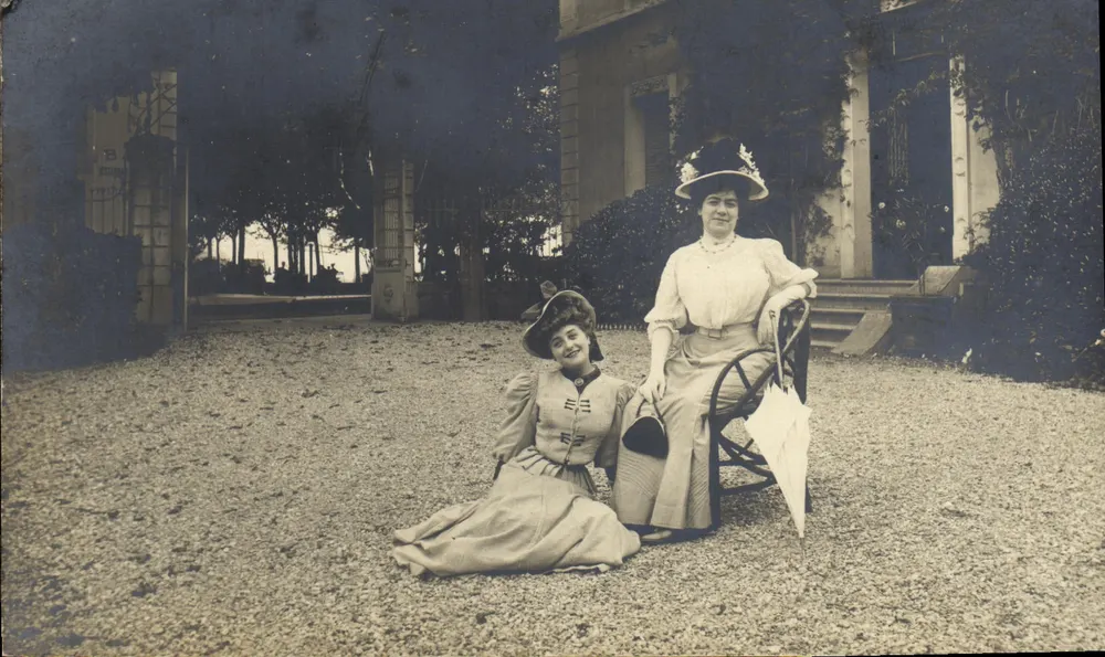 Zwei Frauen im Garten — vor einem Haus — französische Ansichtskarte - Vorderseite