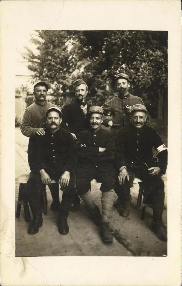 Gruppe Soldaten — Aufnahme im Freien — Verlag R. Juillennol, Besfils & Cie, Paris - Vorderseite