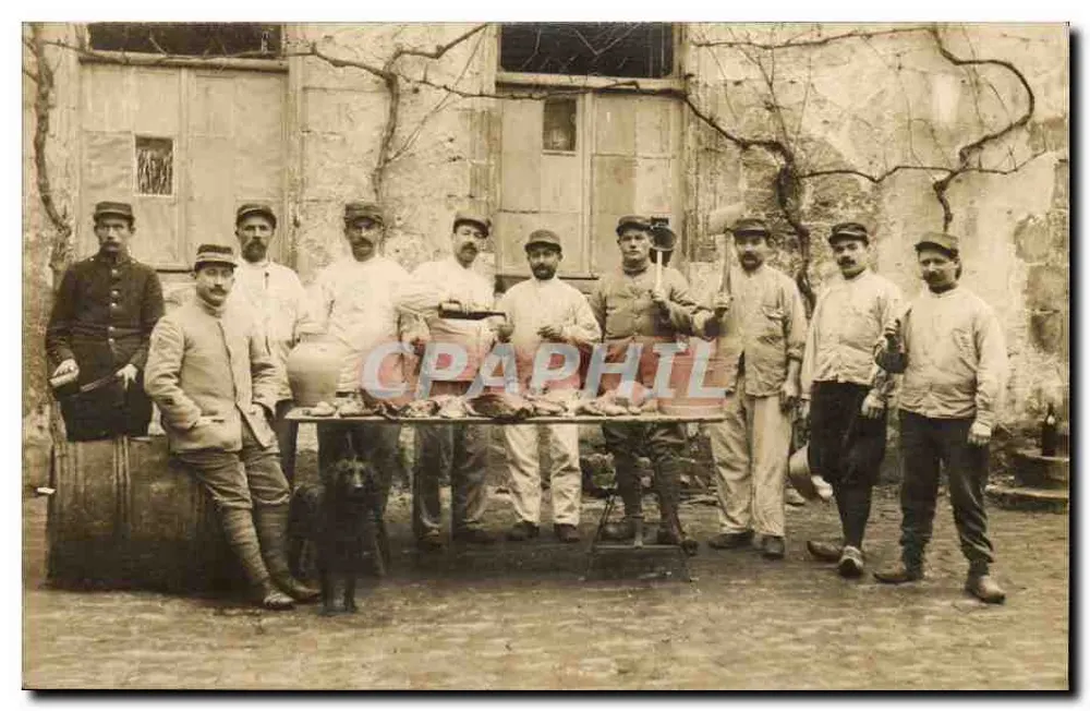 Grupo de homens em uniforme — diante de um muro com vegetação — sem editor ou número visível - Frente