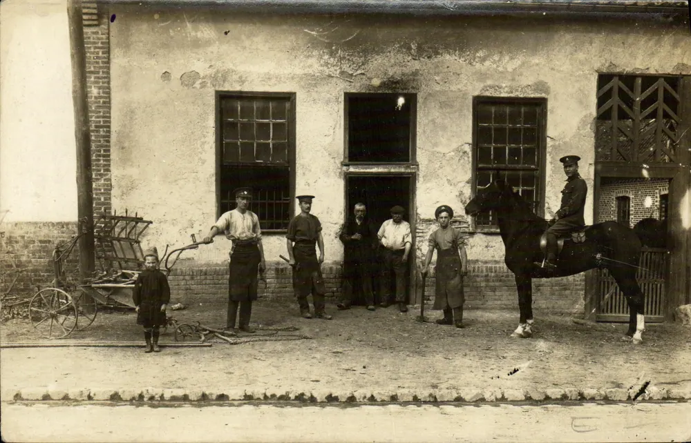 Gruppe von Arbeitern vor einem Industriegebäude — Verlag E.L. (Rückseite) - Vorderseite
